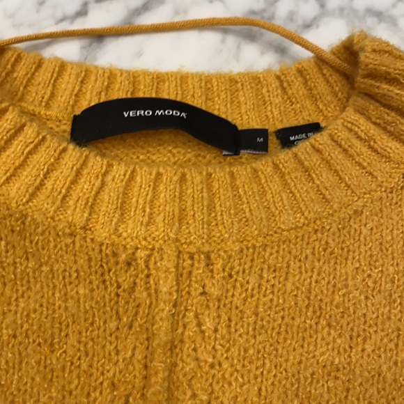 sweater - Picture 3 of 4